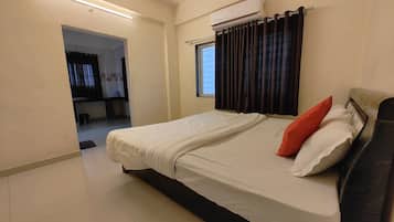 Deluxe Apartment | Desk, blackout curtains, free WiFi