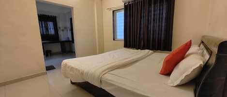 Escritorio, cortinas blackout y wifi gratis