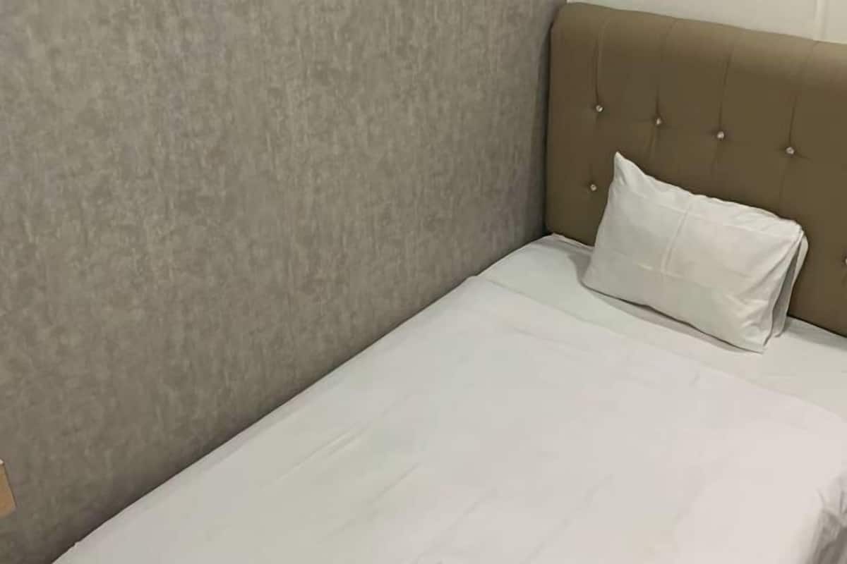 Desk, free WiFi, bed sheets