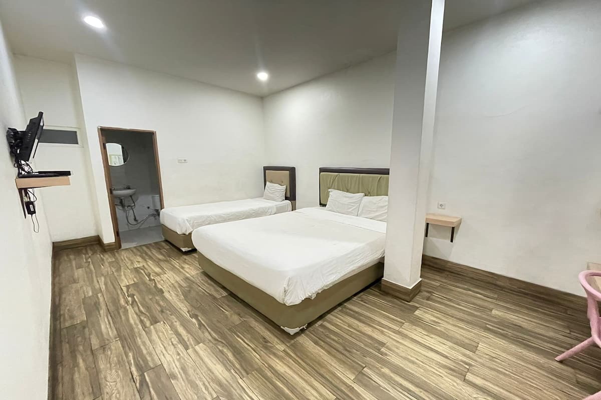 Family Room | Desk, free WiFi, bed sheets