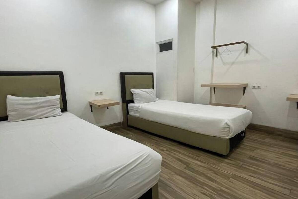 Desk, WiFi (free), bed sheets