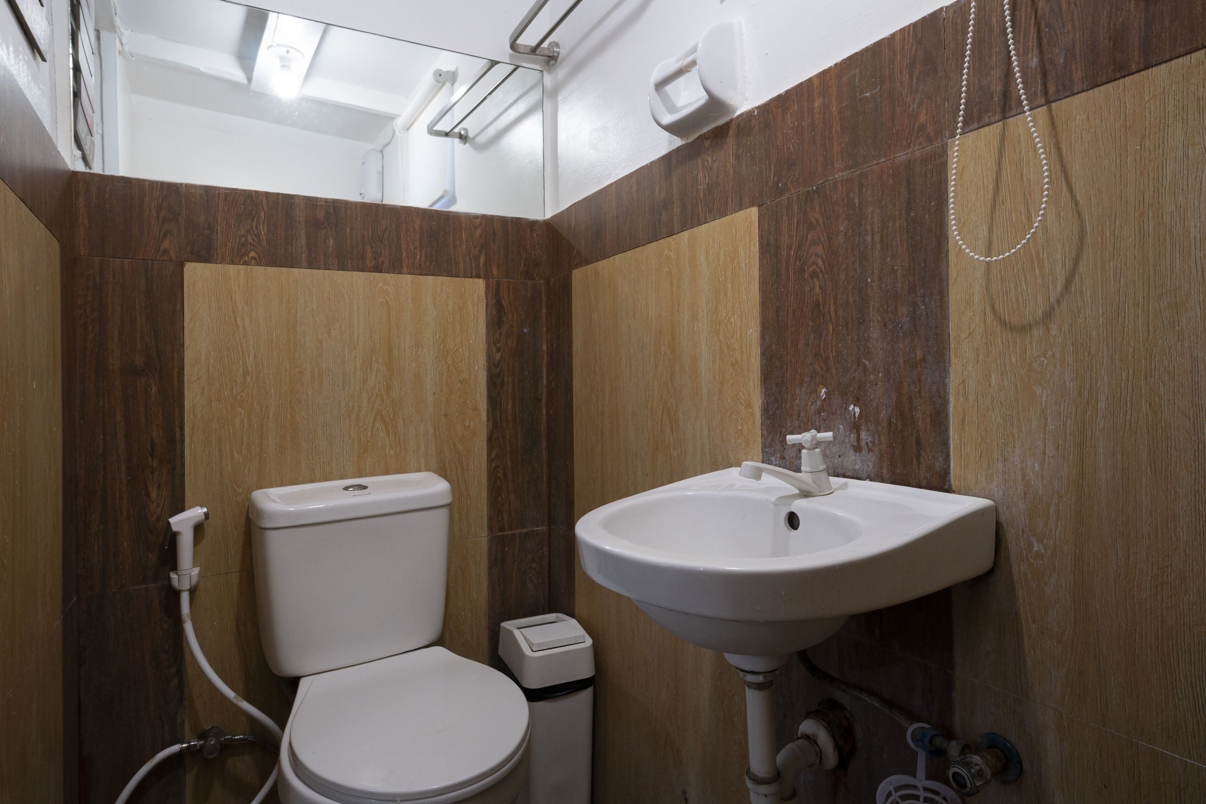 Un baño con inodoro, lavamanos y ducha.