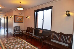 28-英寸纯平电视（配备有线频道）