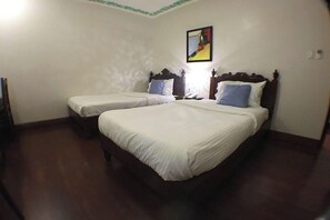 Desk, blackout curtains, free WiFi, bed sheets - Nscc Hotel Vigan (Vigan)