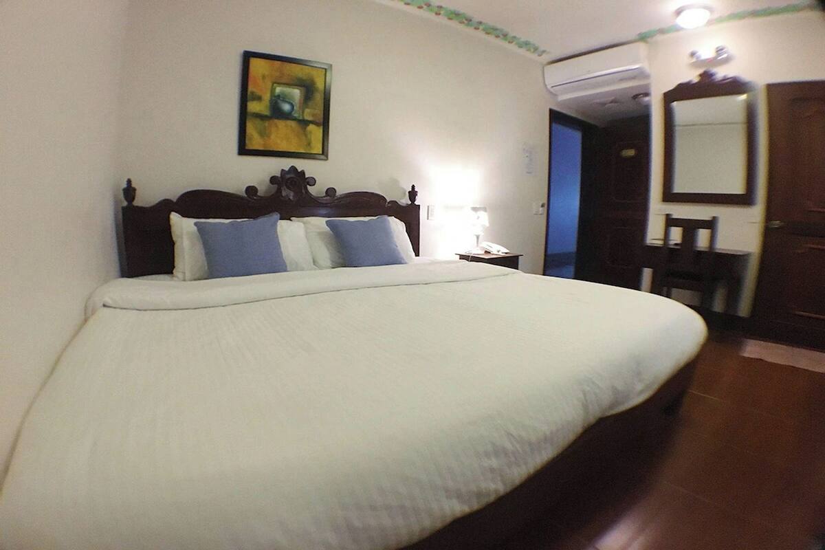 Escritorio, cortinas blackout, wifi gratis y ropa de cama 