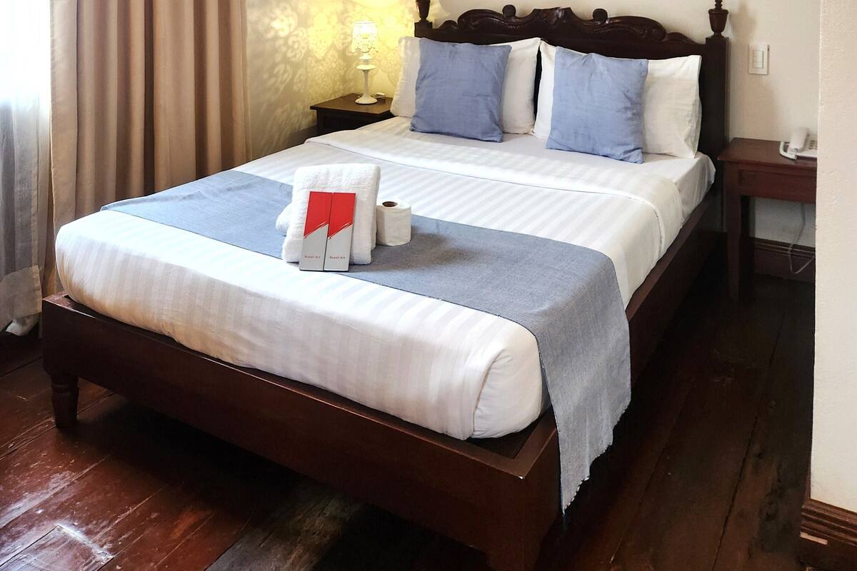 Escritorio, cortinas blackout, wifi gratis y ropa de cama 