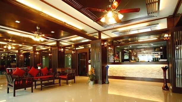 A lobby with a reception desk, seating area with sofas, and a polished floor. - Phongsathon Mansion (Bangkok)