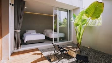 Villa, 2 camas individuales | Artículos del minibar gratis y escritorio