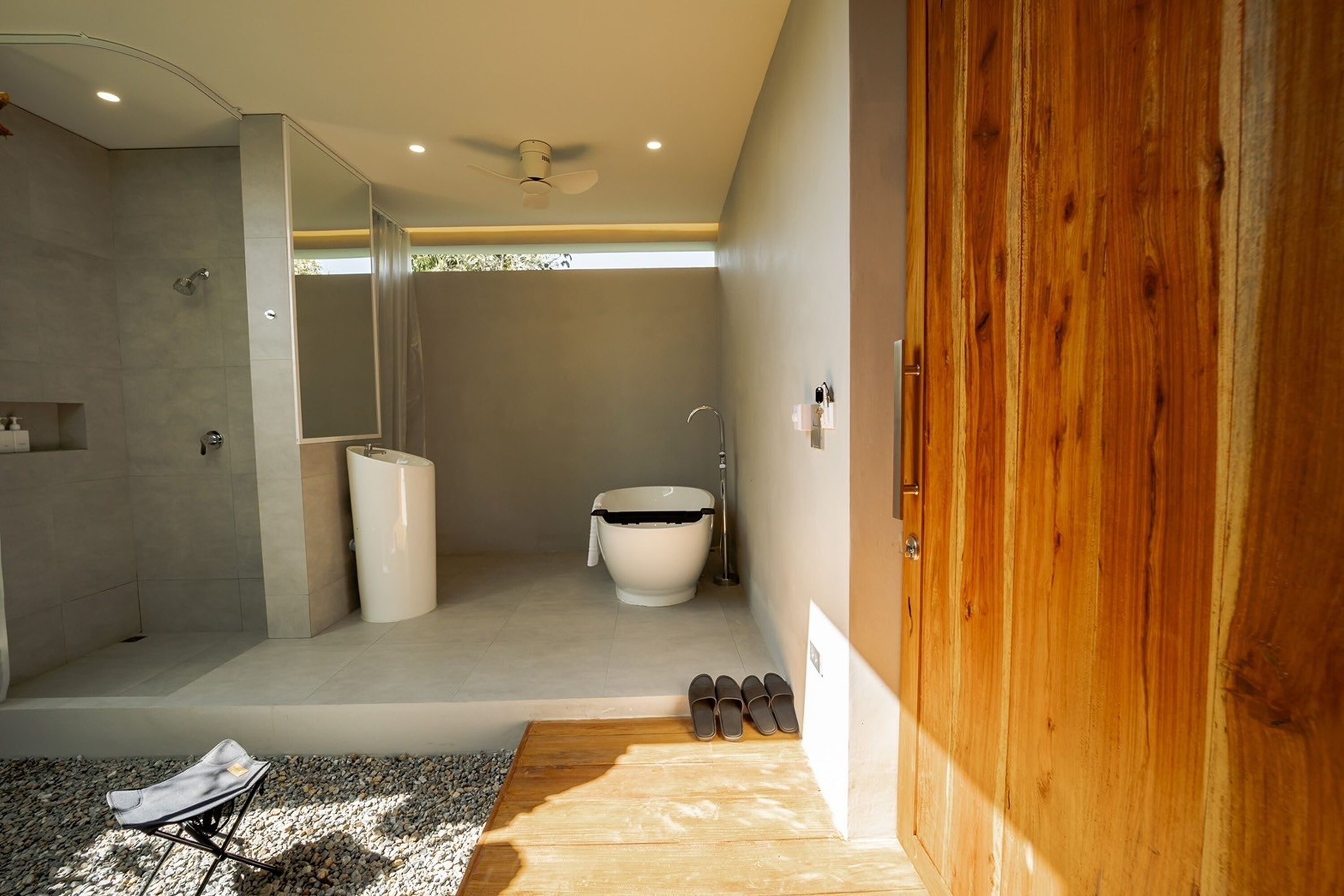 Villa, 2 eenpersoonsbedden | Badkamer | Een aparte badkuip en douche, een regendouche, gratis toiletartikelen