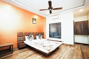 1 habitación, escritorio, tabla de planchar con plancha y cunas