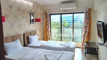 Habitación estándar | Escritorio, tabla de planchar con plancha, wifi gratis y ropa de cama