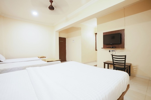 Duplex | Desk, blackout drapes, rollaway beds (surcharge), WiFi (free)