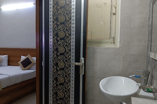 Quarto luxo | Banheiro | Chuveiro, chuveiro com efeito de chuva, produtos de toalete grátis