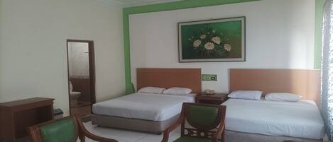 Habitación familiar | Escritorio, cortinas opacas, wifi gratis y ropa de cama