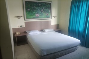 Standard Room | Desk, blackout drapes, free WiFi, bed sheets