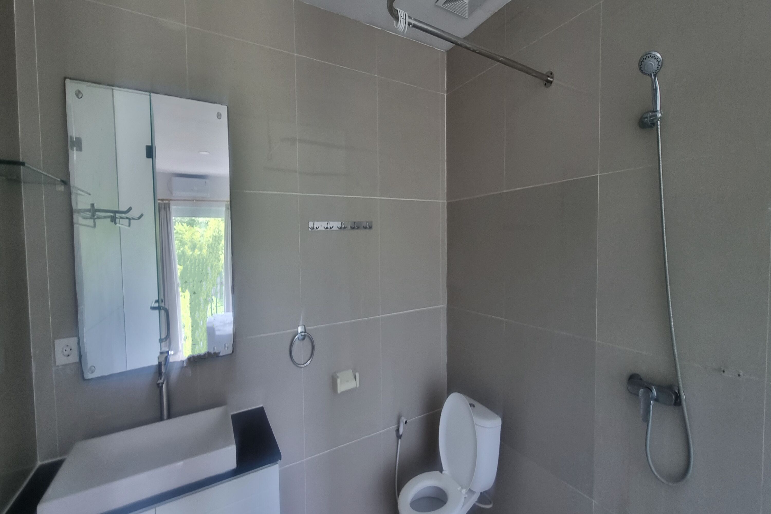 Un baño con inodoro, lavamanos y ducha.