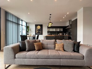 City-Apartment, Stadtblick | Wohnbereich