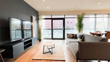 Apartamento urbano, vista para a cidade | 2 quartos, ferros/tábuas de passar roupa, Wi-Fi de cortesia