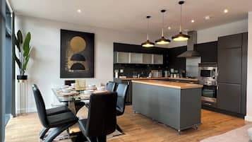 City Apartment, City View | Private kitchen