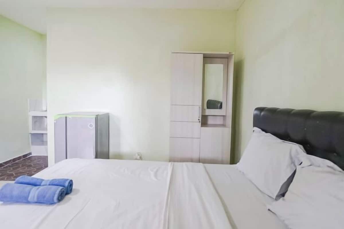 Desk, free WiFi, bed sheets