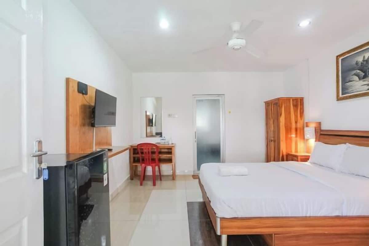 Desk, free WiFi, bed sheets