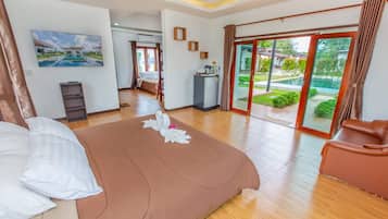Family Room | Desk, iron/ironing board, free WiFi, bed sheets