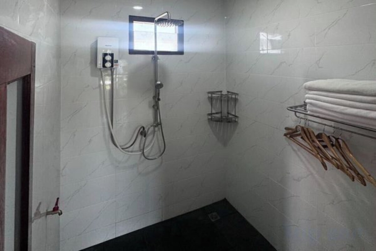 Baño | Artículos de higiene personal gratuitos, secador de pelo, bidé y toallas
