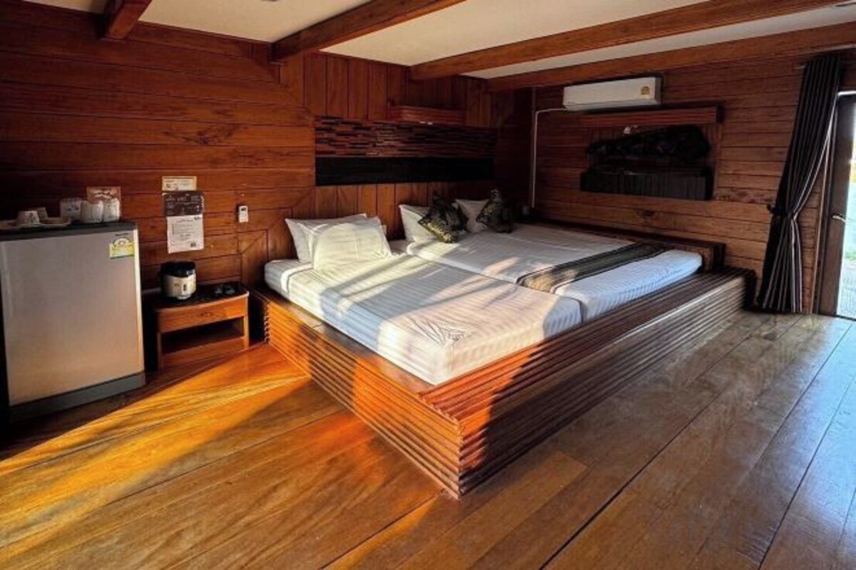 Escritorio, tabla de planchar con plancha, wifi gratis y ropa de cama
