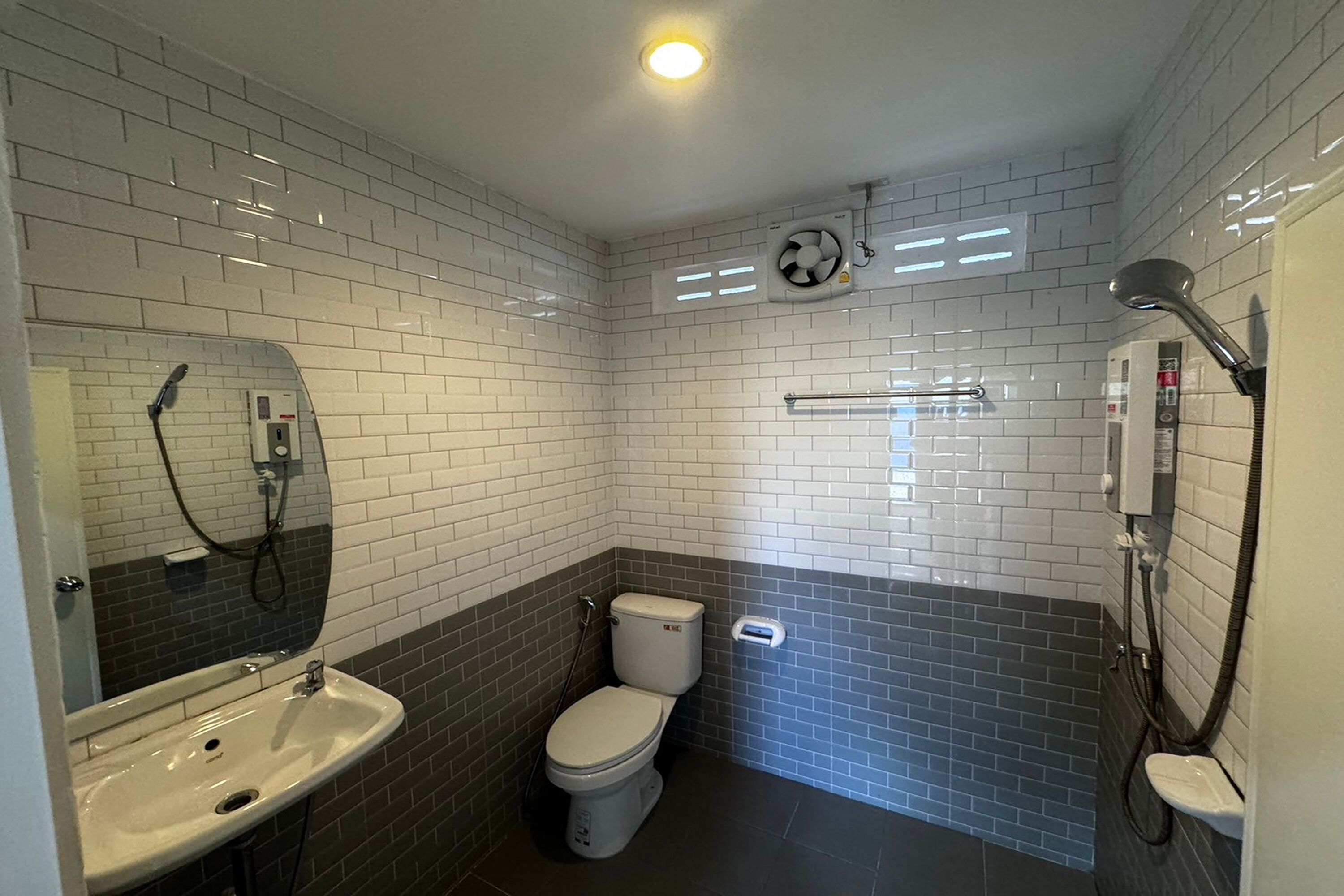 Habitación estándar | Baño | Artículos de higiene personal gratuitos, secador de pelo, bidé y toallas