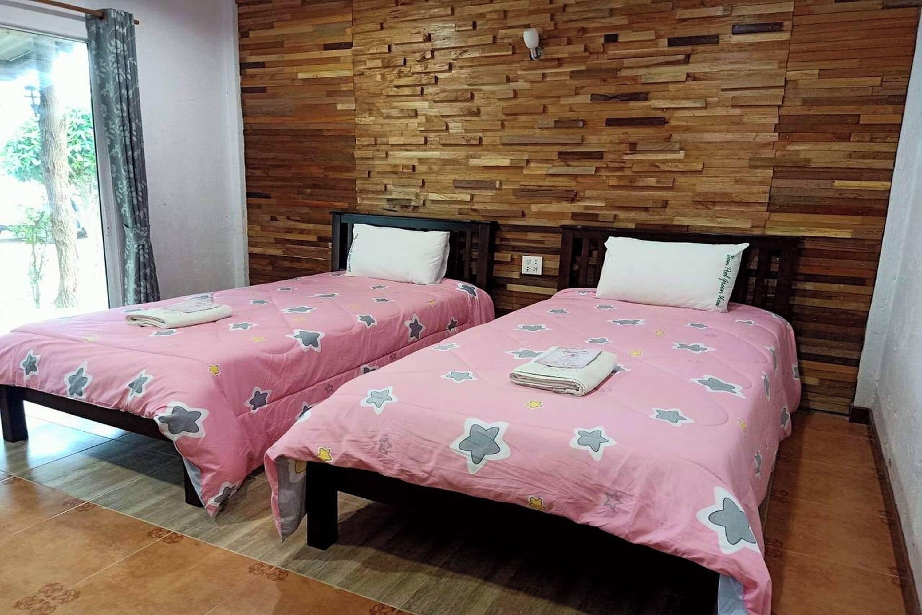 Bungalow Twin Room | Desk, iron/ironing board, free WiFi, bed sheets