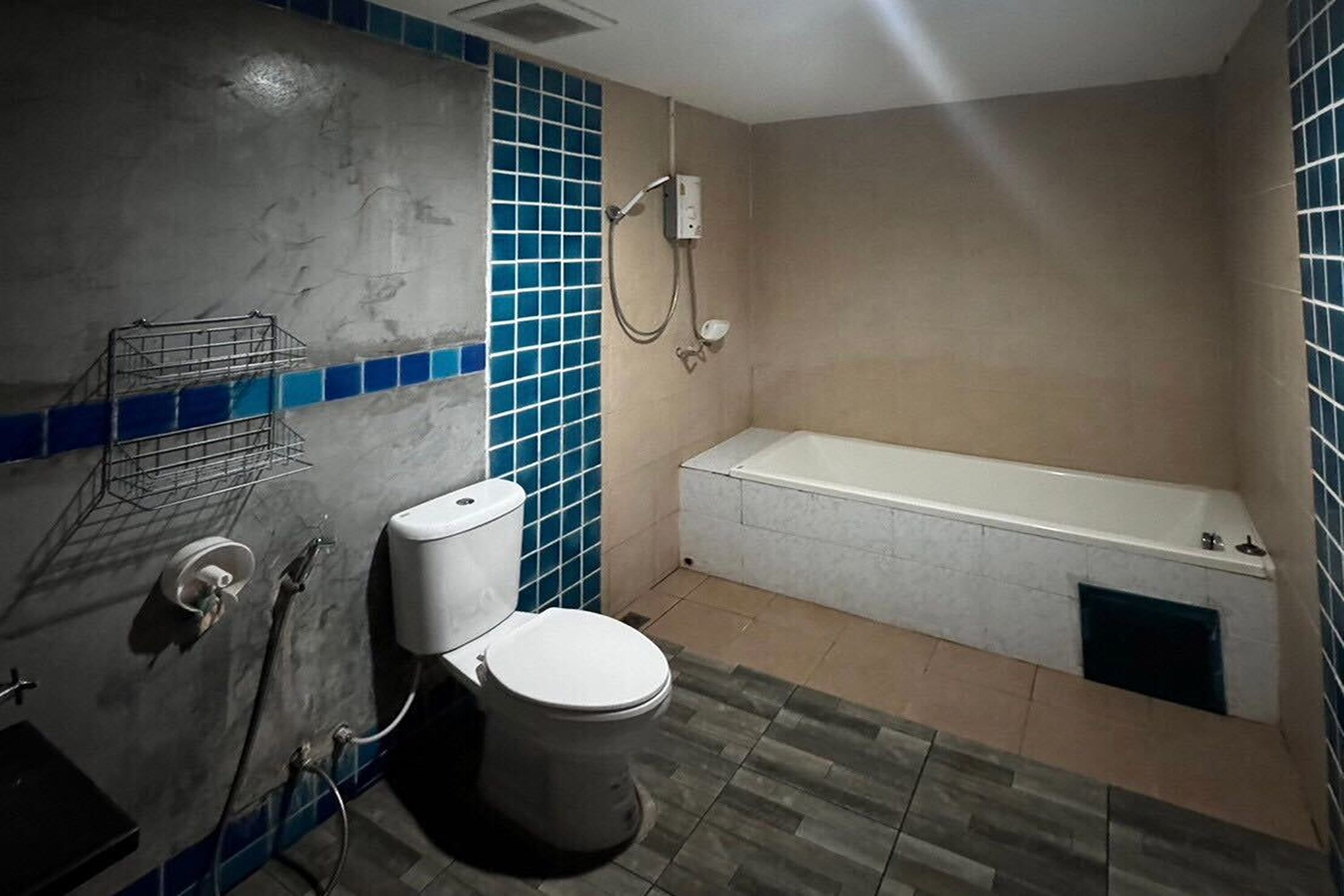 Ein Badezimmer mit Toilette, Dusche und Badewanne.