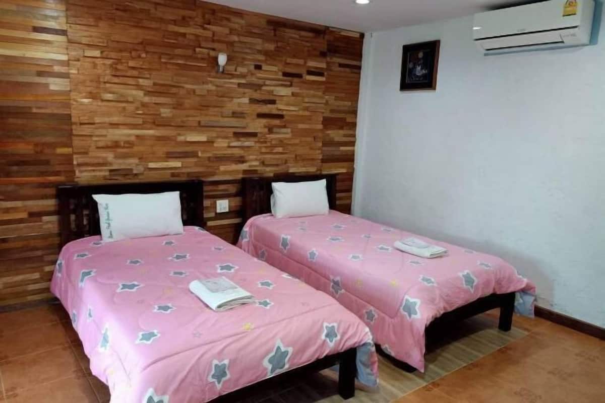 Desk, iron/ironing board, free WiFi, bed sheets