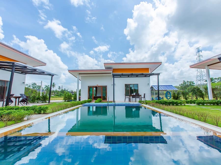 Habitación familiar | Escritorio, tabla de planchar con plancha, wifi gratis y ropa de cama