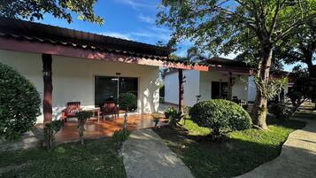 Bungalow Twin Room | Desk, iron/ironing board, free WiFi, bed sheets