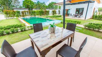 Family Room | Desk, iron/ironing board, free WiFi, bed sheets