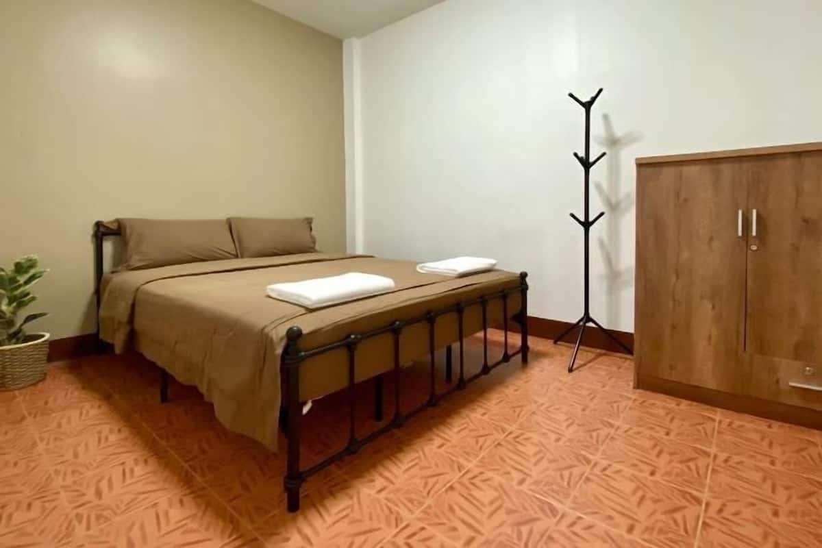 Escritorio, cortinas blackout, wifi gratis y ropa de cama
