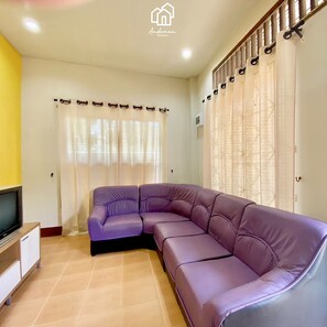 Escritorio, cortinas blackout, wifi gratis y ropa de cama 