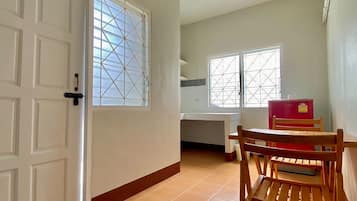 Habitación superior | Escritorio, cortinas blackout, wifi gratis y ropa de cama