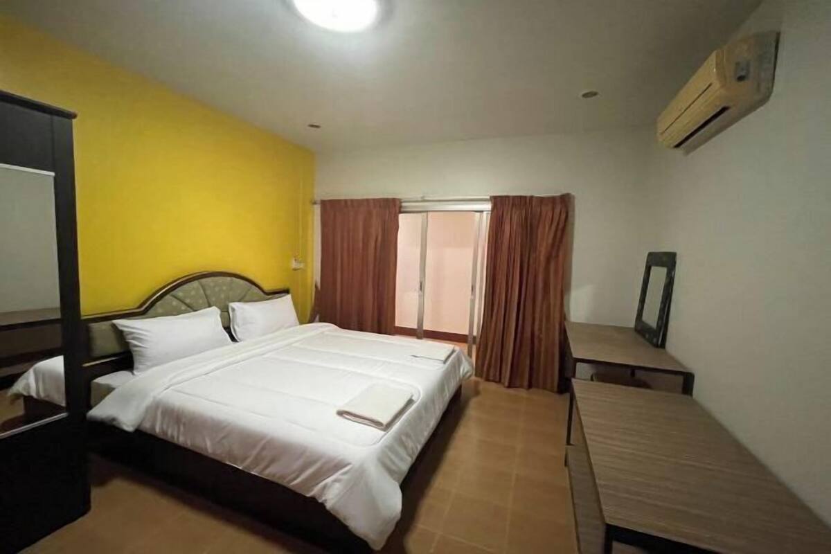Escritorio, cortinas blackout, wifi gratis y ropa de cama