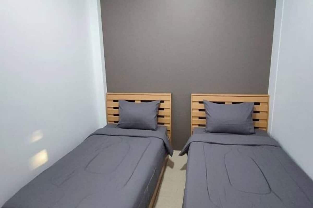 Escritorio, cortinas blackout, wifi gratis y ropa de cama