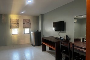 Habitación estándar doble, vistas a la ciudad | Escritorio, cortinas opacas, wifi gratis y ropa de cama