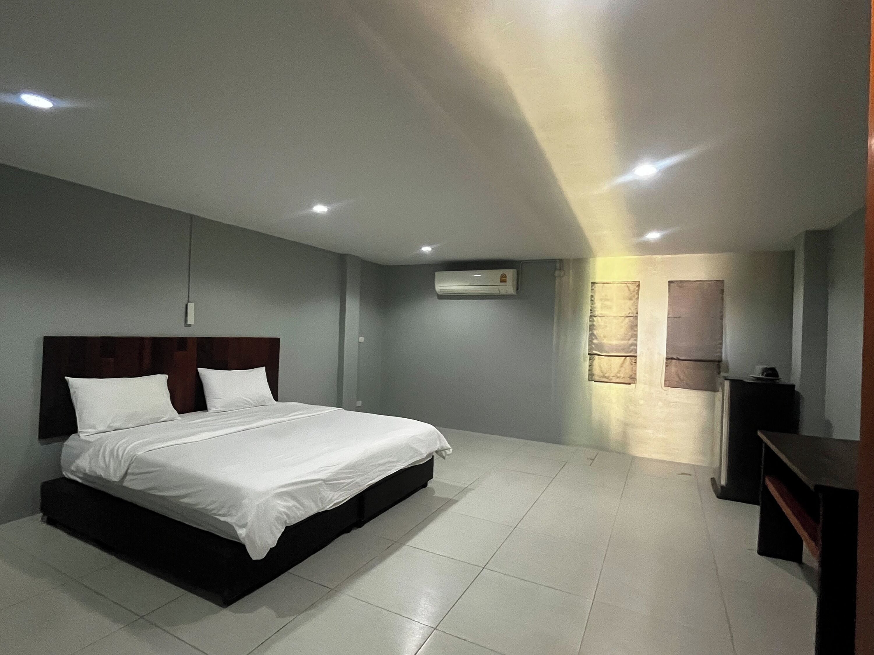 Desk, blackout drapes, WiFi (free), bed sheets