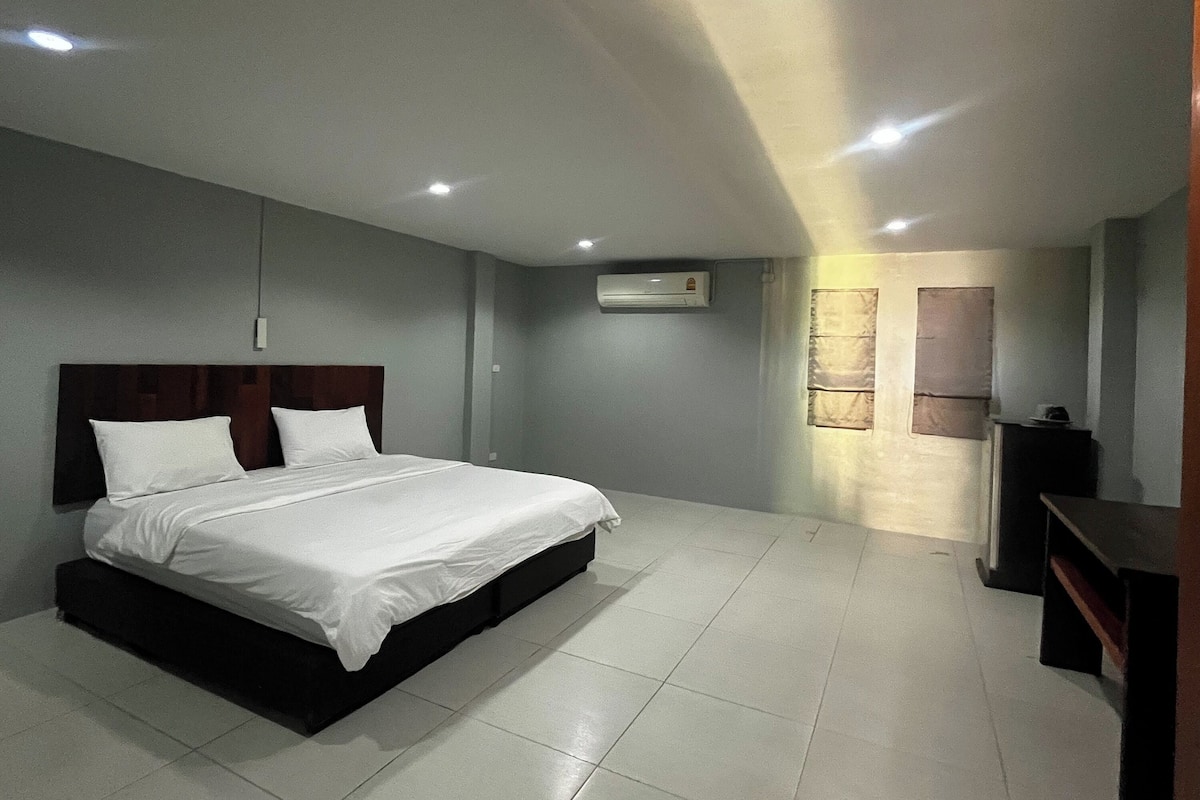 Escritorio, cortinas blackout, wifi gratis y ropa de cama