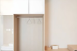 标准双人房 | 办公桌、免费 WiFi、床单