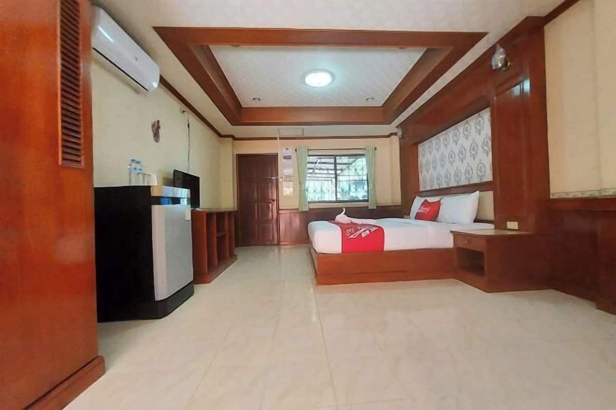 Desk, blackout drapes, free WiFi, bed sheets