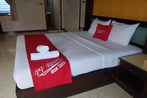 Superior Double Room | Desk, blackout drapes, free WiFi, bed sheets - Pf Resort (Pattaya)