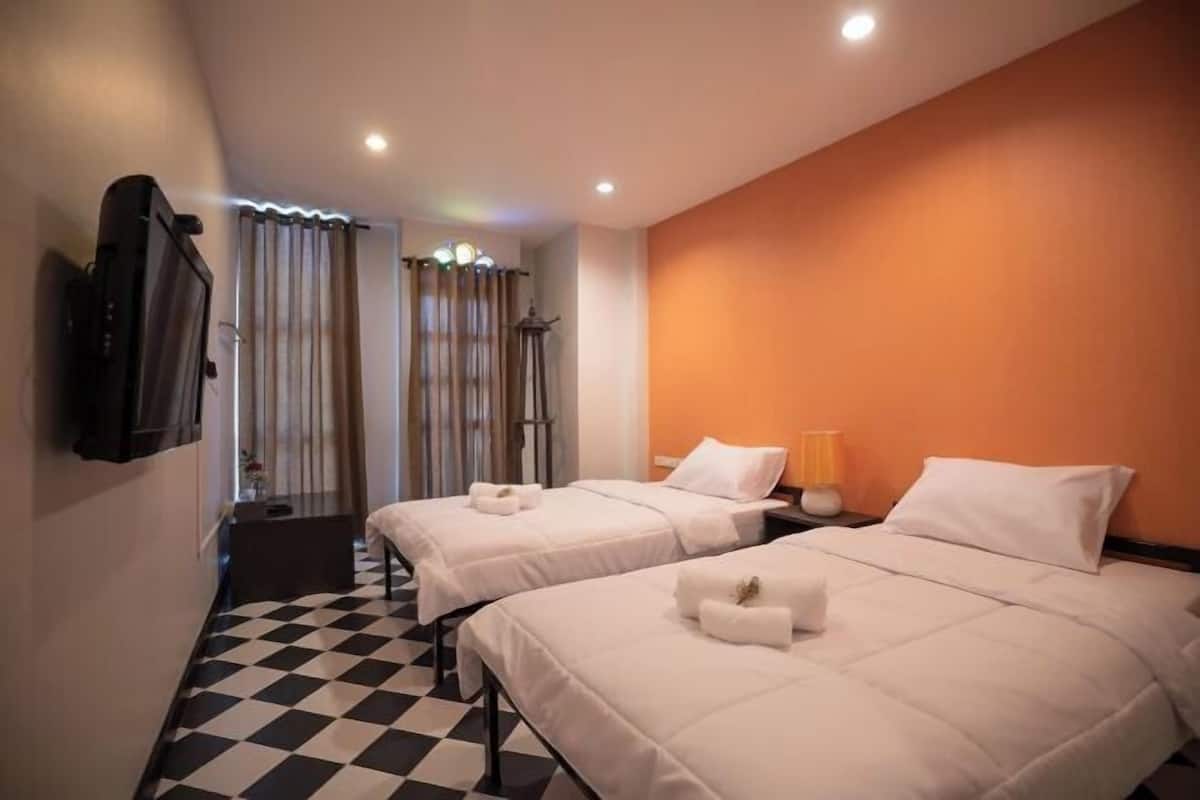 1 bedroom, bed sheets