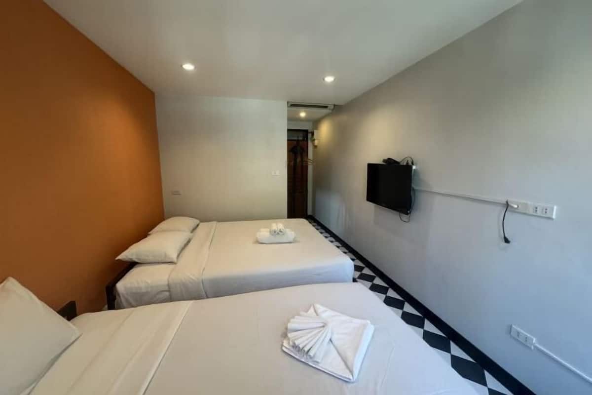 1 bedroom, bed sheets