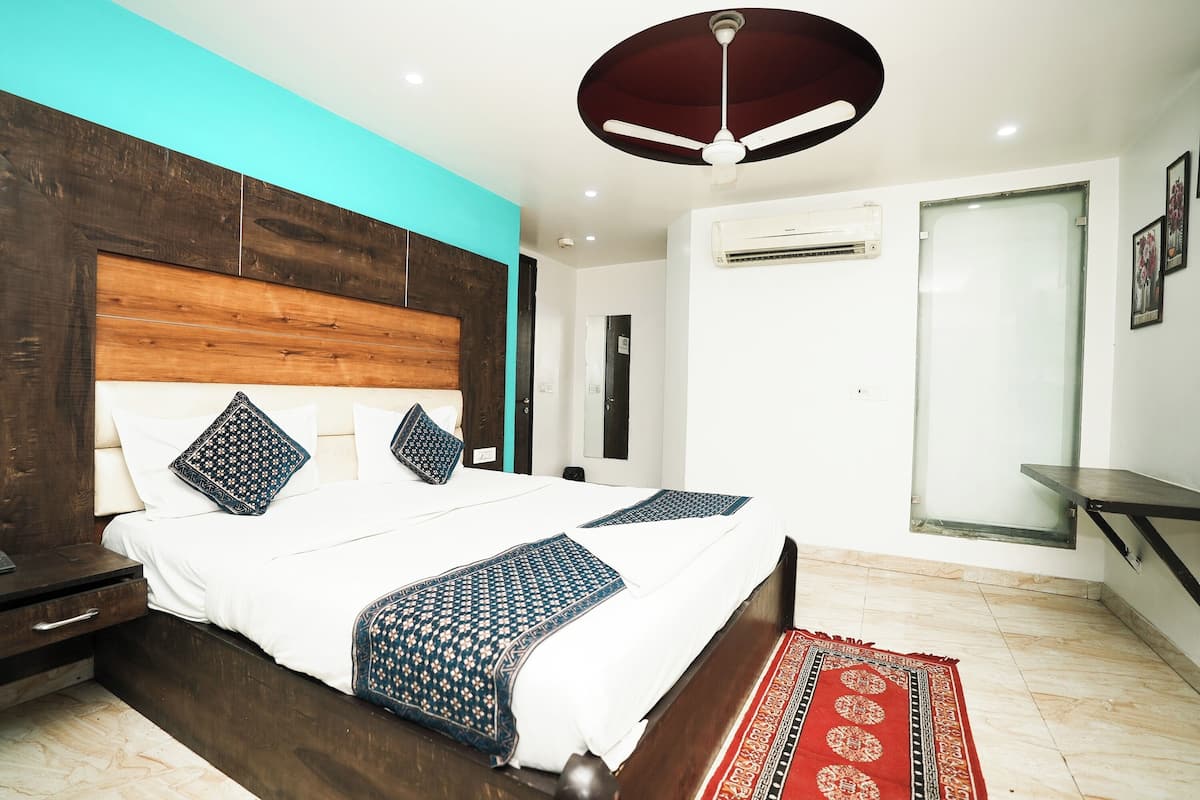 Habitación Deluxe | Escritorio, insonorización, tabla de planchar con plancha y wifi gratis