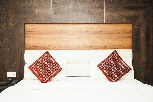 Desk, soundproofing, iron/ironing board, free WiFi